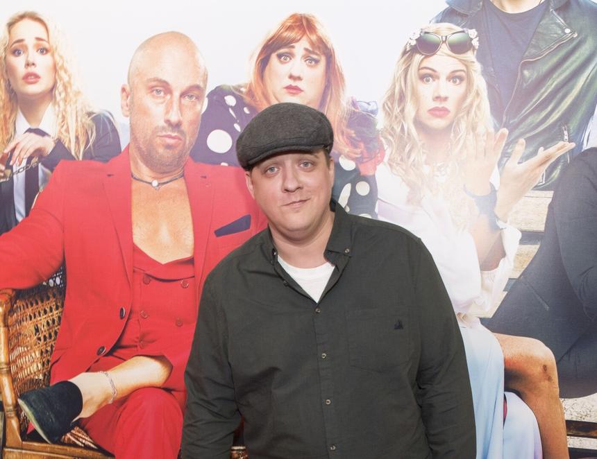 Маленькая дочь Романа Попова прижалась к матери на прощании с отцом в Москве