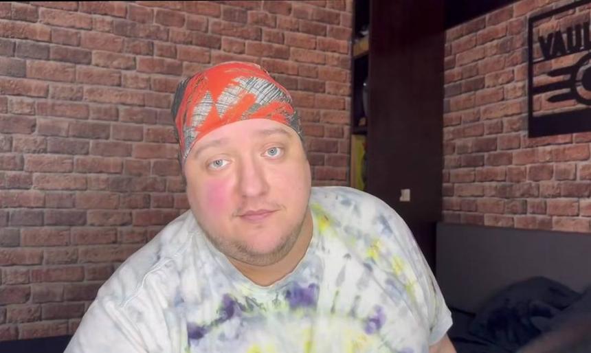 «У тебя была нелегкая жизнь»: вдова Романа Попова расплакалась у гроба актера