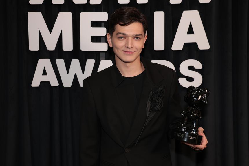 «Такие пакеты мне нравятся»: певцу Akmal' вручили подарок в цветах российского флага