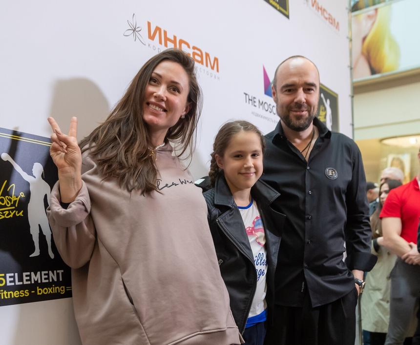 «Одинокая луна. Состояние души»: экс-жена любовника Полины Дибровой улетела из России с детьми после скандала