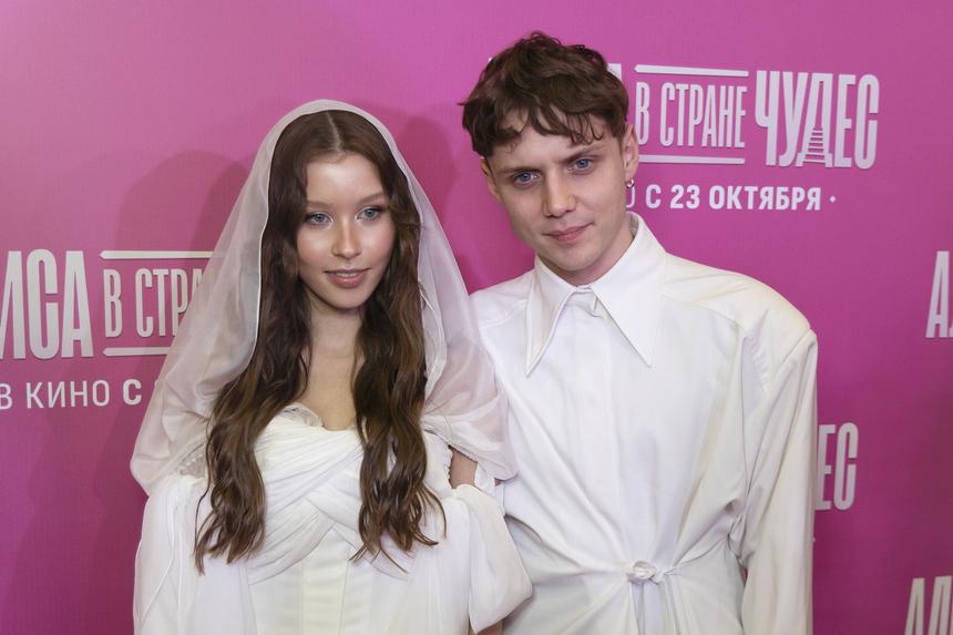 Ваня Дмитриенко и 16-летняя Анна Пересильд вместе улетели в отпуск на Шри-Ланку