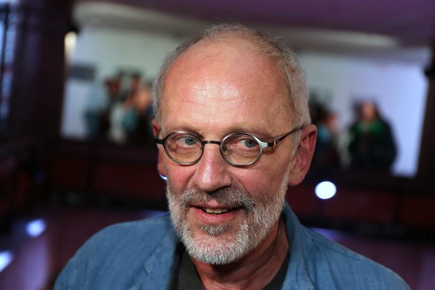 Александр Гордон впервые за долгое время вышел в свет с 23-летней женой