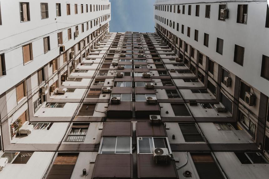 Мужчина в Москве выбросил проститутку с пятого этажа