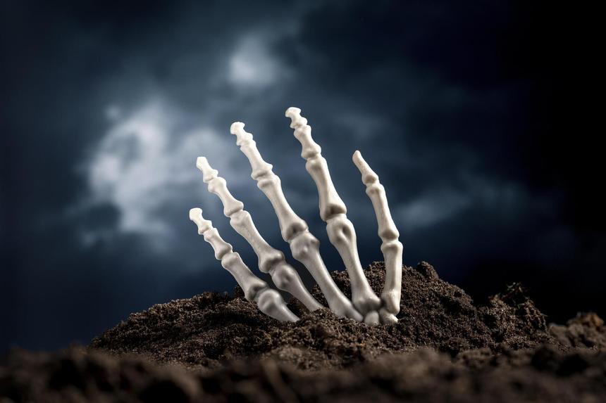 Почти 800 детей умерли за 36 лет: останки 7 младенцев достали из канализации под домом для матерей-одиночек