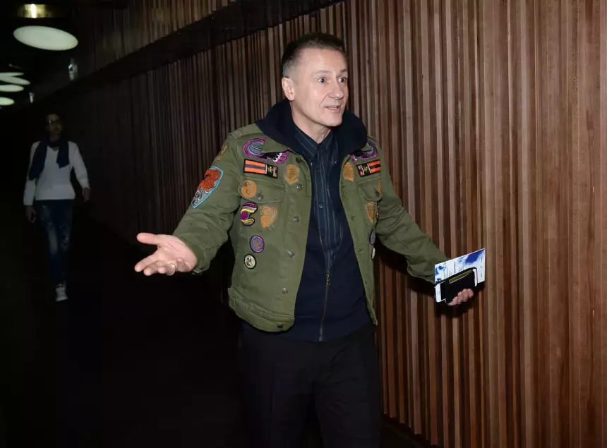 «Извините, это и моя заслуга»: Олег Меньшиков о популярности Саши Петрова, Кристины Асмус и других артистов