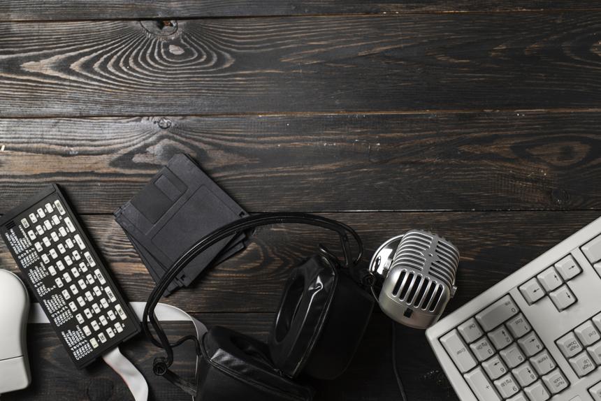 Австралийский радиоведущий Леон Байнер умер из-за острого лейкоза в 77 лет