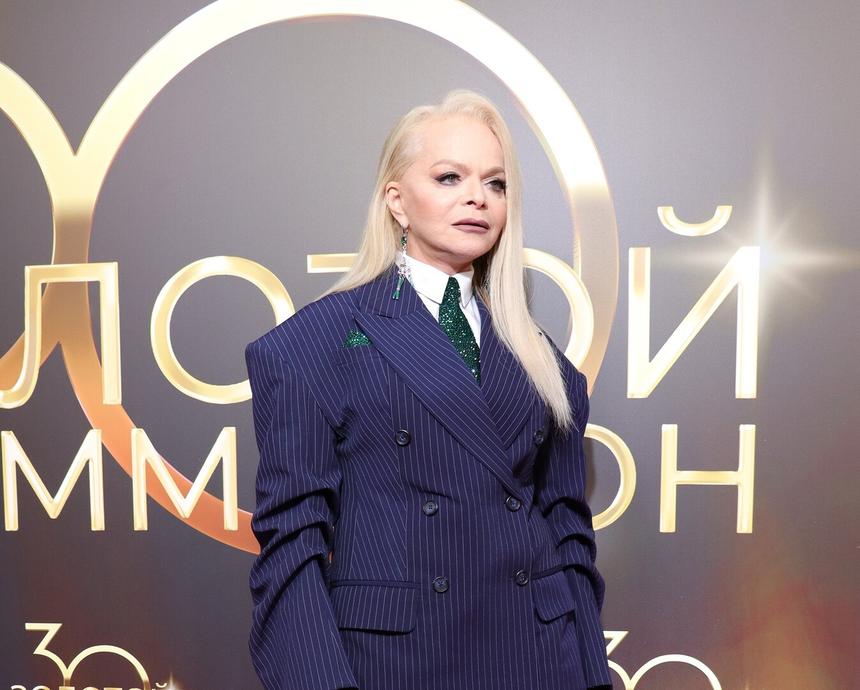 Певица Лариса Долина снялась в костюме с долларовым принтом в новогоднем фильме