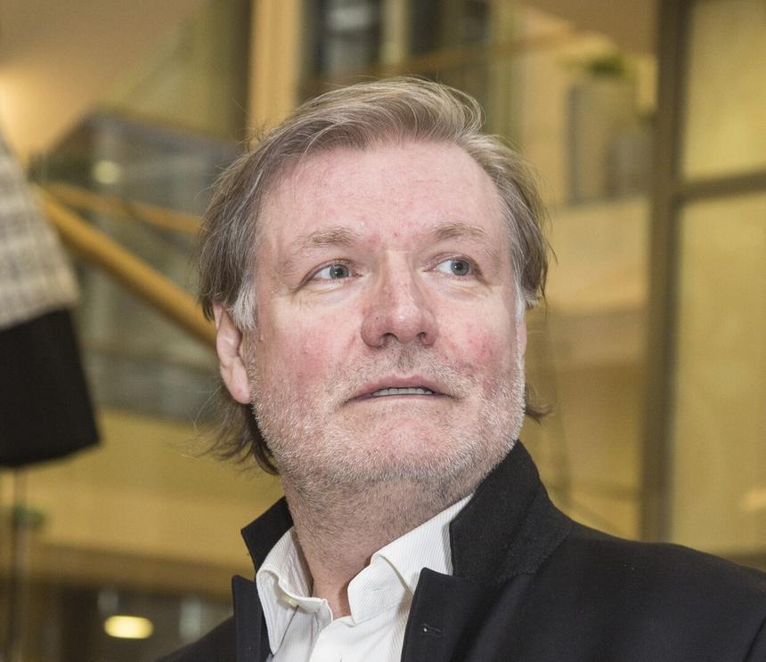 На жене нет лица от горя: в Театре Вахтангова прощаются с артистом Владимиром Симоновым