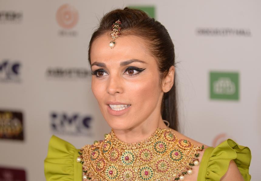 «Священные пятна»: с концертным нарядом Сати Казановой случился конфуз перед выходом на сцену Кремля