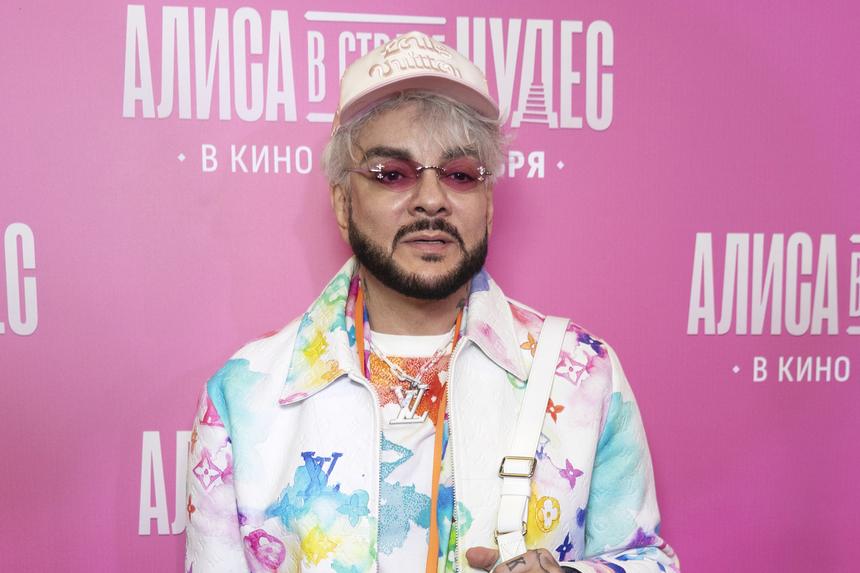 Филипп Киркоров принес большой букет георгин на могилу Людмилы Гурченко