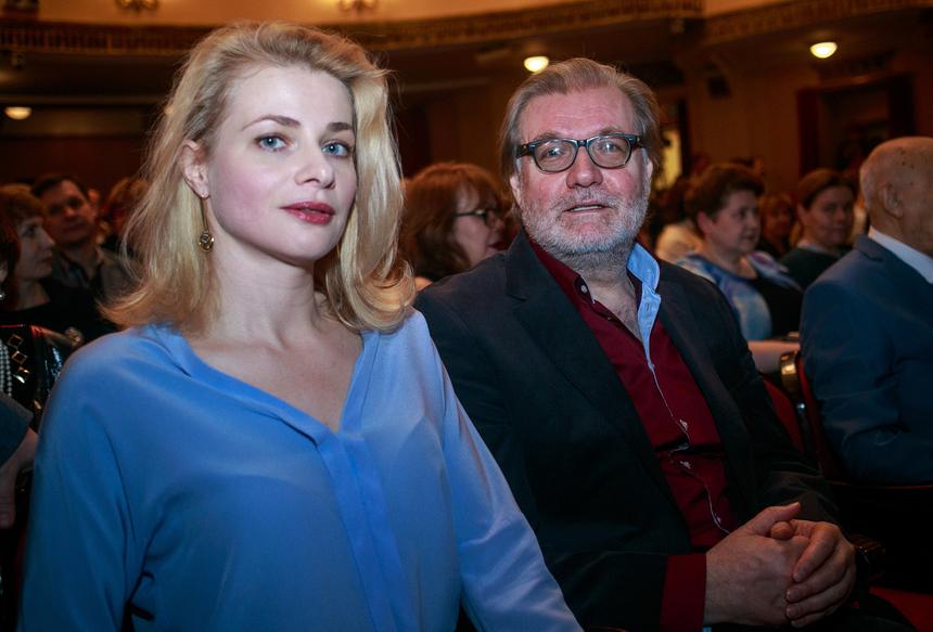 Эмоции взяли верх: безутешная вдова актера Владимира Симонова разрыдалась на его похоронах