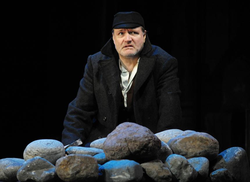 Рядом могилы известных личностей: на каком участке Троекуровского похоронили актера Симонова