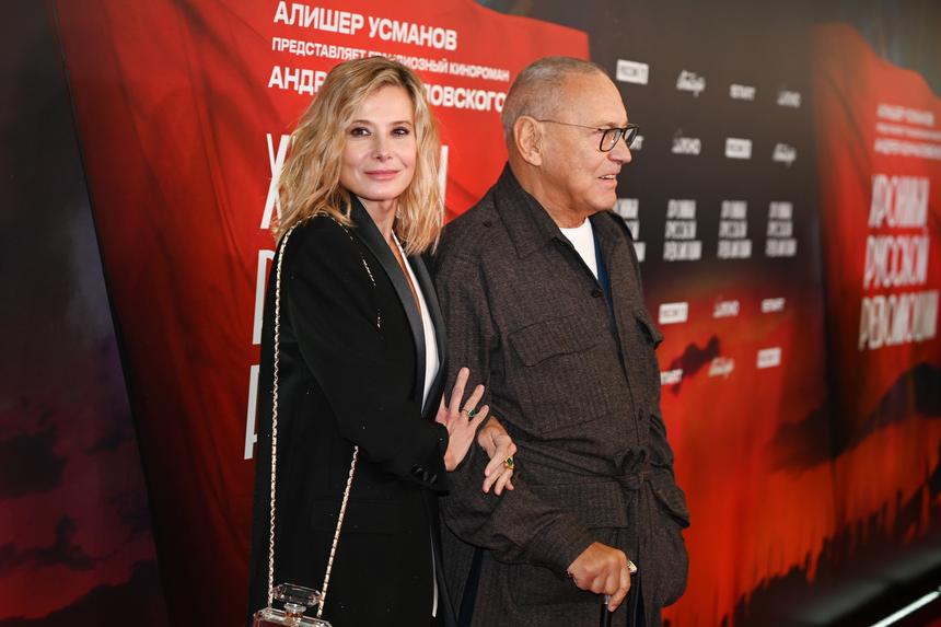 «Мы будем бороться до самого конца»: Высоцкая впервые о состоянии дочери после аварии и комы