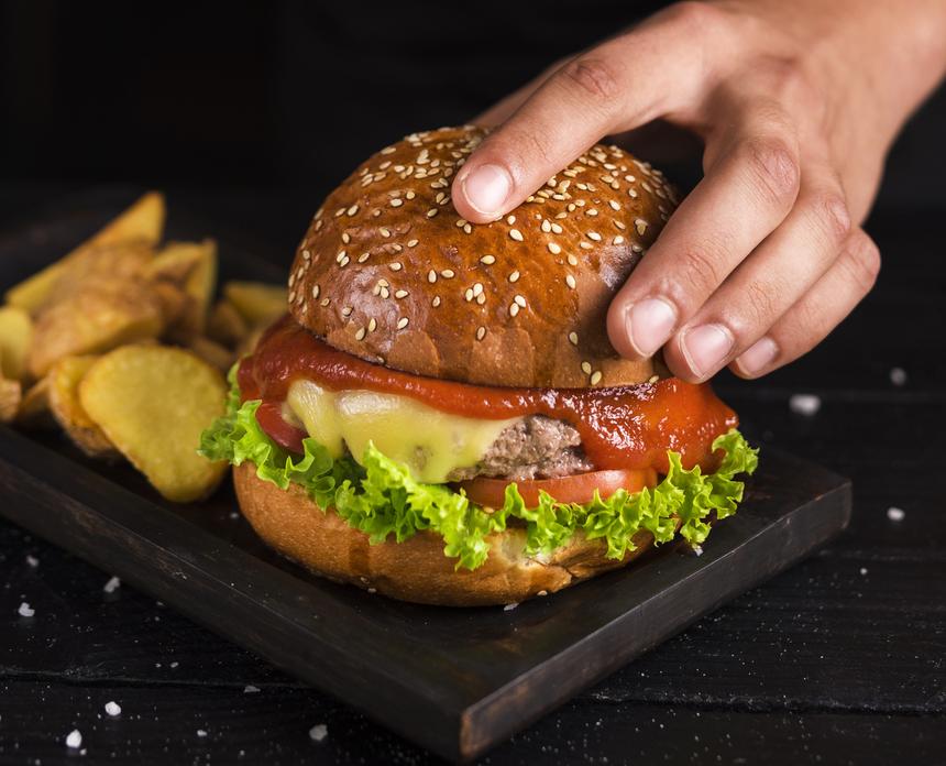 Мужчина находится в критическом состоянии после попытки целиком проглотить бургер ради шутки