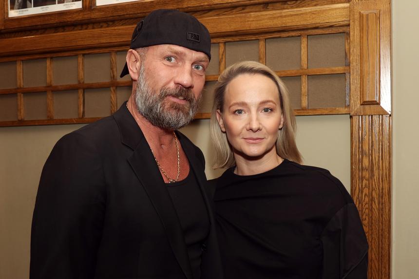 Роман Костомаров вернулся к спорту: фигурист играет в футбол и забивает голы