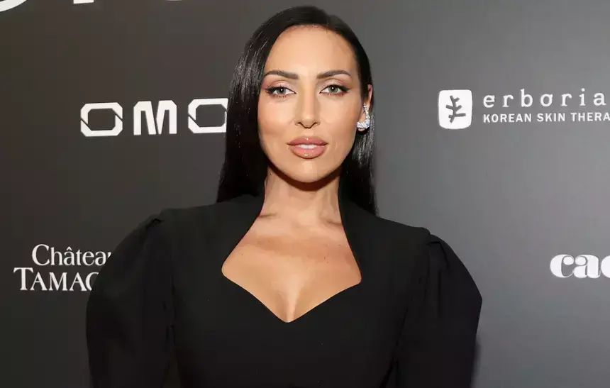 Певица Алсу отказалась от новогодних корпоративов в пользу семьи