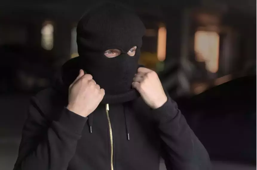 Скинула с мопеда: российская туристка дала отпор грабителю, который пытался вырвать у нее телефон