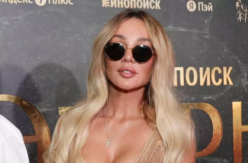 «Никак не могу этому противостоять»: Анну Седокову бесит, что сын забирает у нее телефон