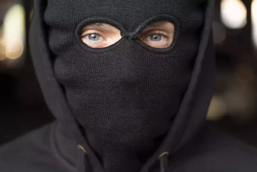 Дом отключили от газоснабжения: в Первоуральске мужчина угрожает взорвать гранатой женщину и ребенка