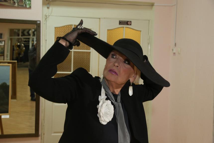 «Глупость. Человек умер, все никак не угомонятся»: внучку Светличной возмутили слухи о ее заброшенной могиле