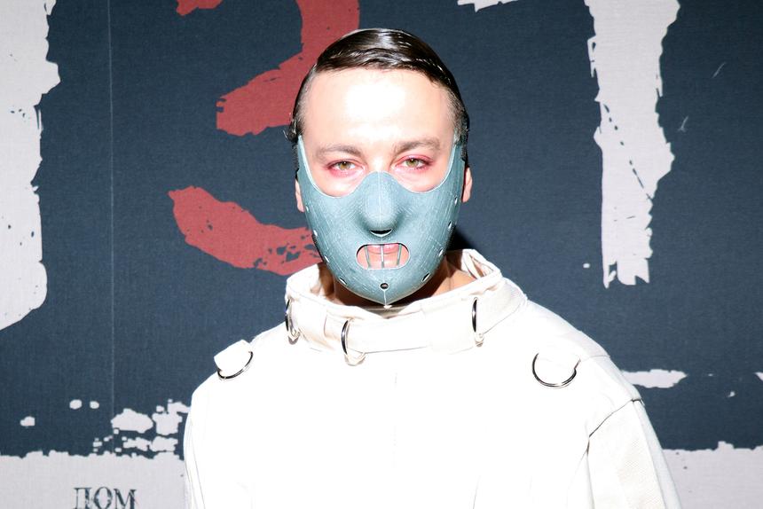 Никита Кологривый вышел в свет в смирительной рубашке и маске Ганнибала Лектера