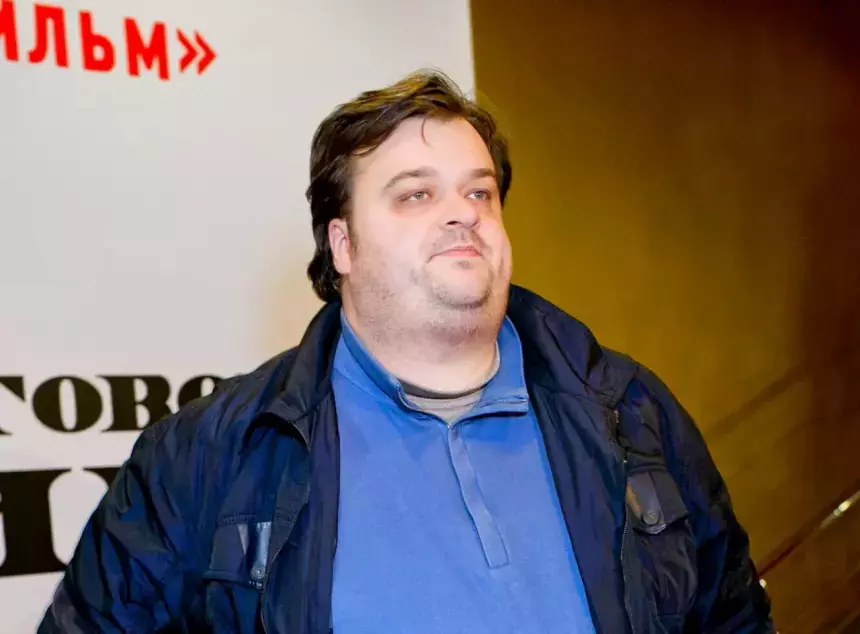 На могиле Василия Уткина установили памятник с его цитатами из репортажей