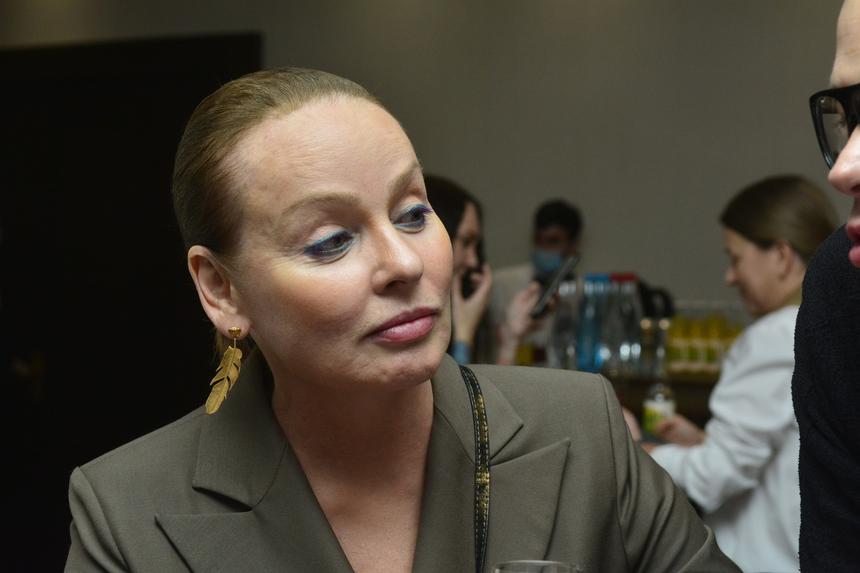 «Создано, чтобы пристыдить ее»: адвокат ответил, могут ли Эппле лишить звания из-за долга в 10 млн