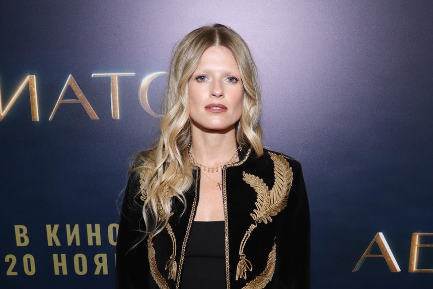 «Эксперимент смелый, но спорный»: профессор моды оценила образ Софьи Эрнст с обесцвеченными бровями