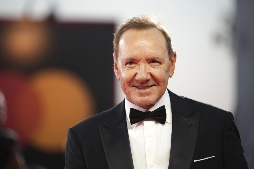 «Я живу в отелях»: актер Кевин Спейси признал себя бездомным после «отмены» в Голливуде