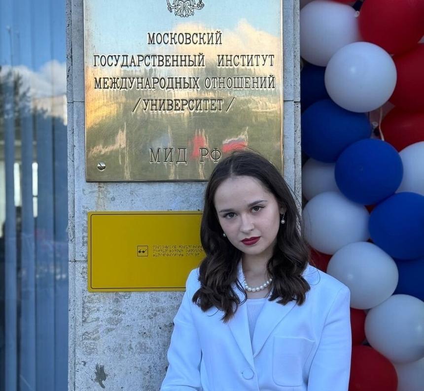 «Мы по полдня сидели в подвале»: история школьницы из Курска, поступившей в МГИМО