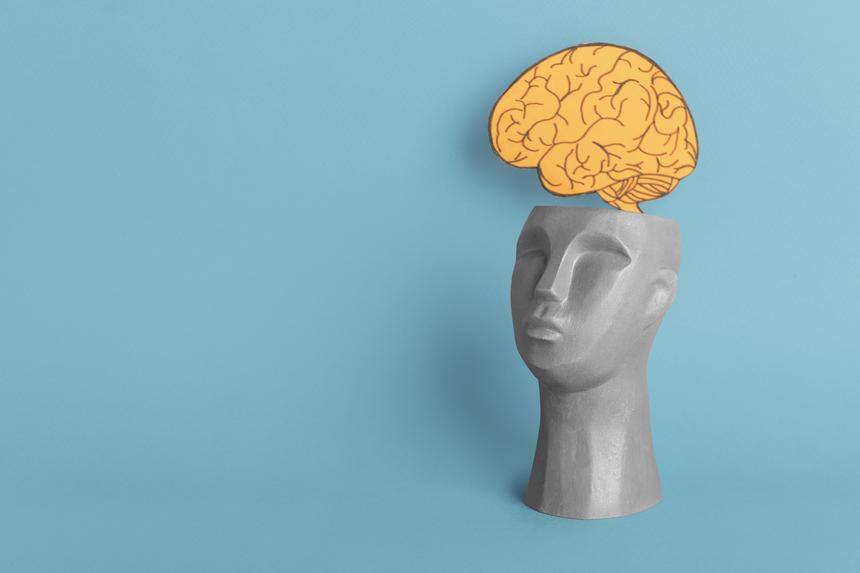 Пропавший на 45 лет мужчина вернулся к семье, получив удар по голове