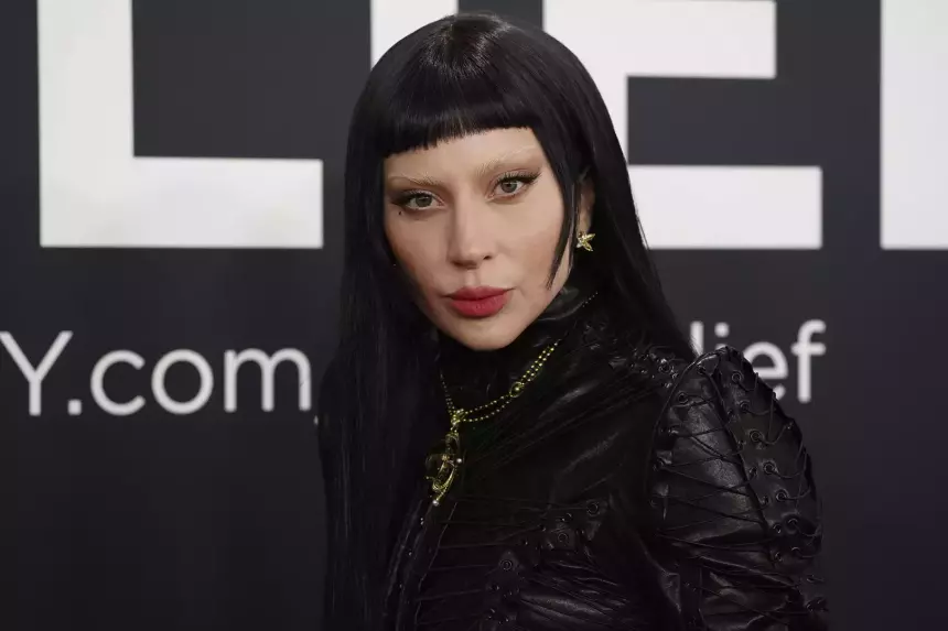 Леди Гага появилась на публике в новом образе с обесцвеченными бровями