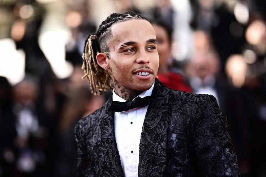 Французский рэпер Zola похитил молодого фаната и сжег его одежду из-за просьбы сделать селфи