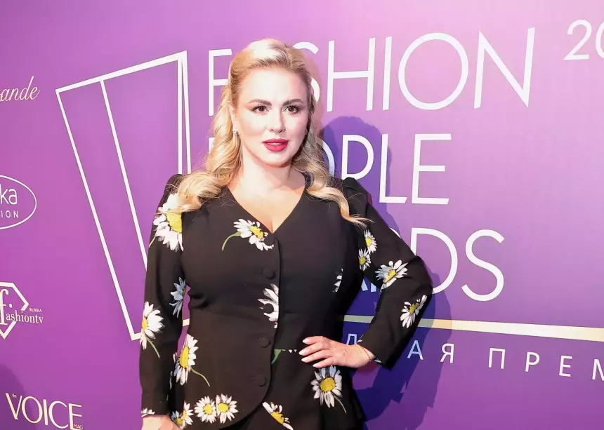 «Не такой богатый»: приятельница Анны Семенович рассказала, что певица сама платит за поездки на отдых с женихом