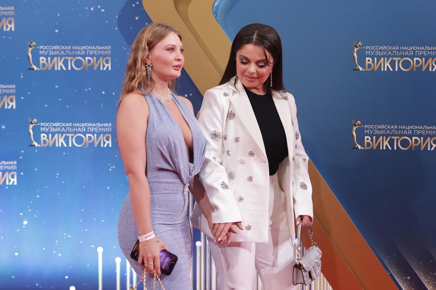 «Если что-то попроще»: Наташа Королева отдает невестке свою старую одежду