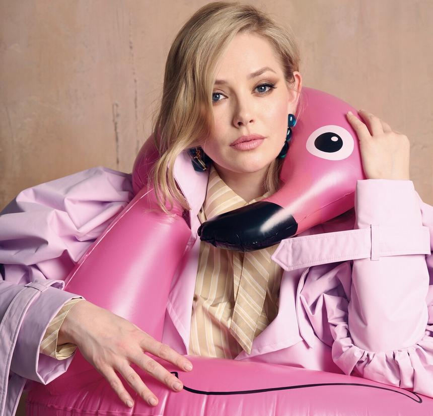 «Мне нравится быть яркой и играть не по правилам»: Зоя Бербер о кино, браке и материнстве