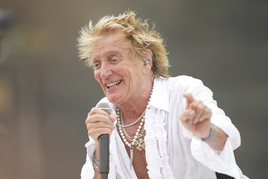 Британский певец Род Стюарт прервал концерт в Афинах, чтобы накричать на фаната