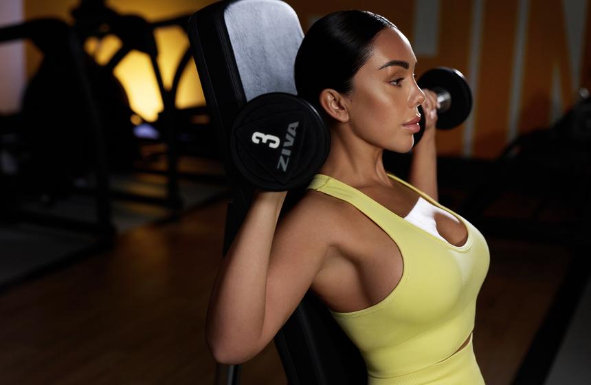 «Мне может быть больно, но я продолжаю цвести»: певица DINARA о музыкальной карьере, спорте, бизнесе и материнстве