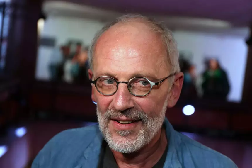 Александр Гордон женился в шестой раз: телеведущий бросил пятую жену ради 23-летней художницы