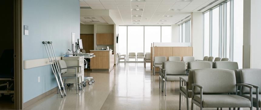 «Благодаря нашей медицине я хожу на двух костылях»: Наталья Фатеева рассказала о врачебной халатности