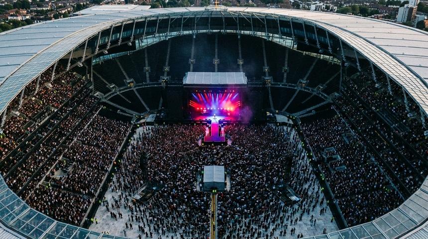 «Седую ночь» исполнил на 70-тысячном стадионе: Канье Уэст удивил поклонников кавером на хит Шатунова