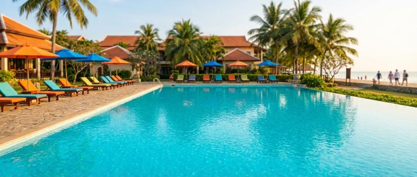 «Наконец-то мы приехали отдыхать с детками»: Виктория Дайнеко сфотографировалась в бассейне в ярком бикини