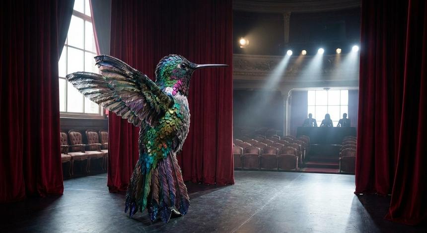 «Вы очень близко были к победе»: жюри единогласно рассекретило яркую Колибри в первом полуфинале «Маски»