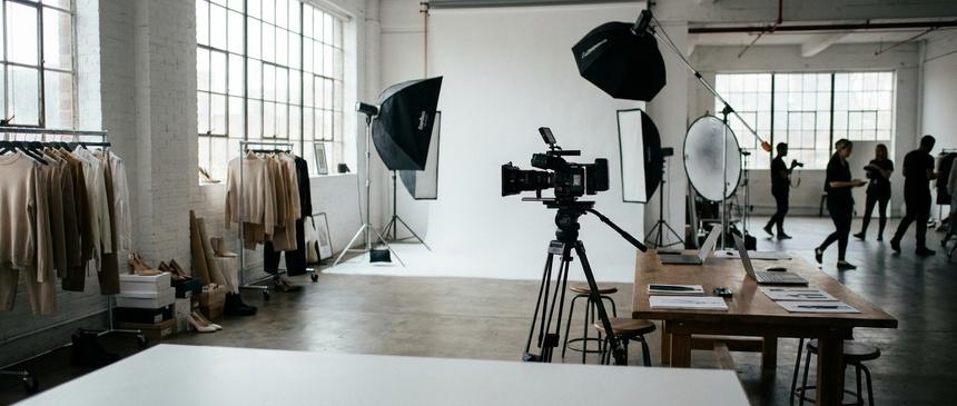 «Ты отлично выглядишь, я это опубликую»: Дэвид Бекхэм высмеял привычку Виктории устраивать фотосессии перед каждым выходом в свет