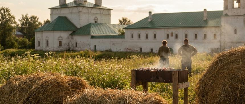 Шашлыки и сено: Екатерина Мизулина и муж SHAMAN романтично отдохнули в Суздале